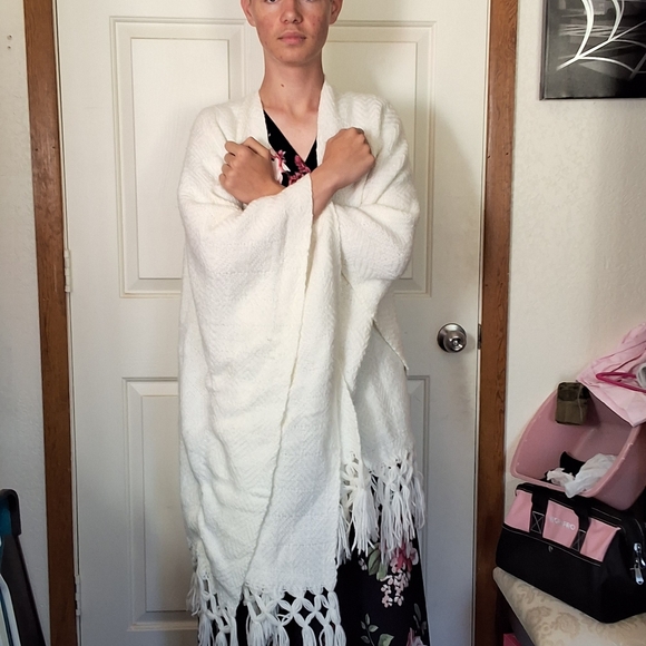 Shawl - Picture 3 of 8